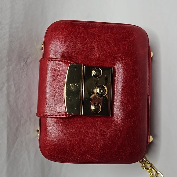 Cinti Red Leather Square Long Gold Chain Crossbody Bag With Lock and Key - Picture 7 of 16